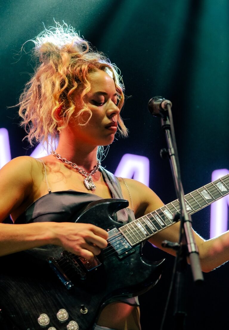 APE elliekoepke all points east the maccabees nilufer yanya 1