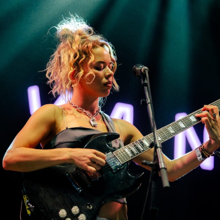 APE elliekoepke all points east the maccabees nilufer yanya 1